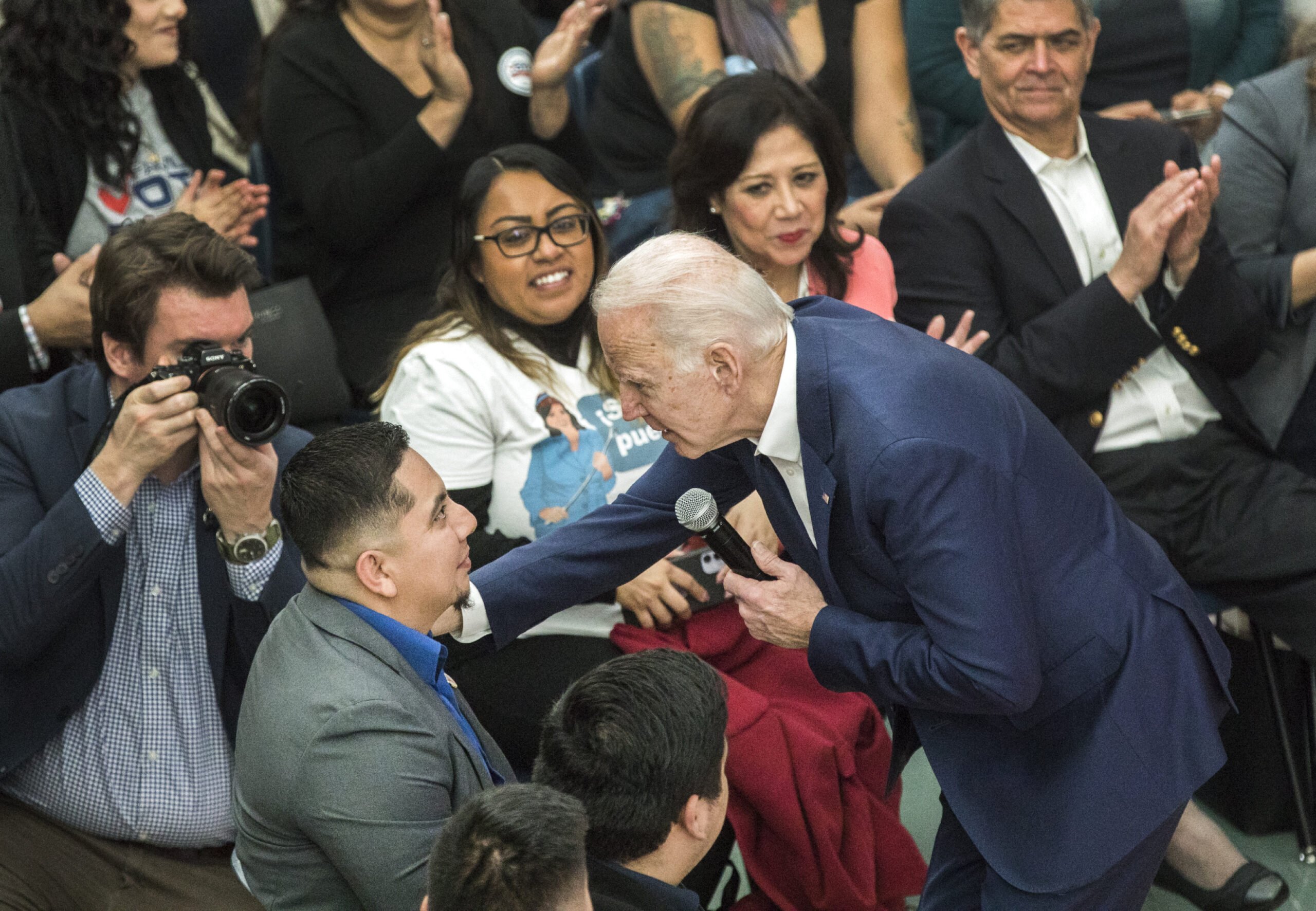 Biden con votantes hispanos. Foto: The Nevada Independent.