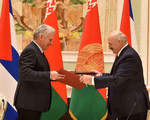 El presidente cubano Miguel Díaz-Canel (i) y su homólogo de Belarús, Alexander Lukashenko, intercambian la Declaración Conjunta firmada por ambos mandatarios tras el encuentro sostenido en Minsk el miércoles 23 de octubre de 2019. Foto: @PresidenciaCuba / Twitter.