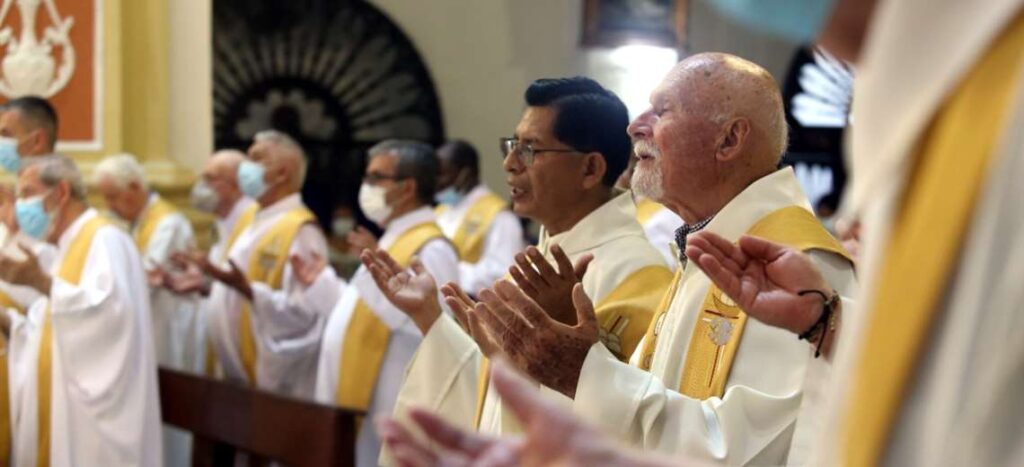 Priests of the archdiocese renewed their priestly promises before the archbishop, who asked them to be witnesses of hope