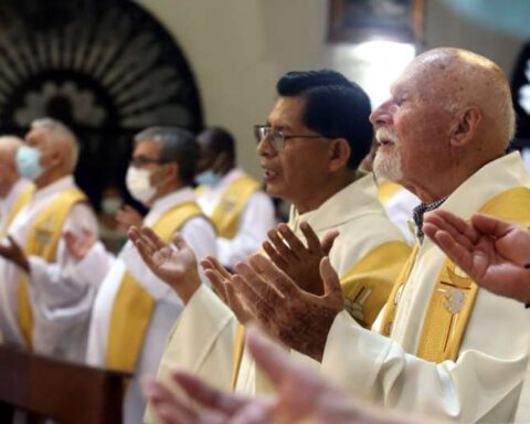 Priests of the archdiocese renewed their priestly promises before the archbishop, who asked them to be witnesses of hope