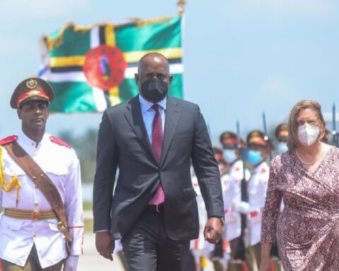 Roosevelt Skerrit arribó a Cuba en visita oficial y fue recibido por Josefina Vidal Ferreiro, viceministra cubana de Relaciones Exteriores, en el Aeropuerto Internacional José Martí, en La Habana, el 24 de abril de 2022.   FOTO: Marcelino VÁZQUEZ HERNÁNDEZ/ACN.