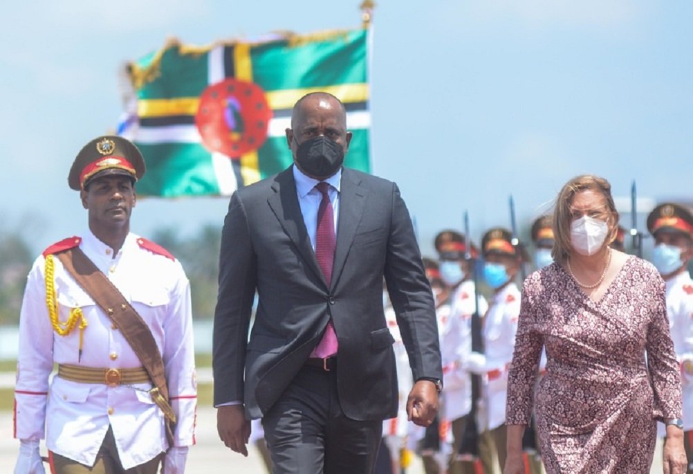 Roosevelt Skerrit arribó a Cuba en visita oficial y fue recibido por Josefina Vidal Ferreiro, viceministra cubana de Relaciones Exteriores, en el Aeropuerto Internacional José Martí, en La Habana, el 24 de abril de 2022.   FOTO: Marcelino VÁZQUEZ HERNÁNDEZ/ACN.