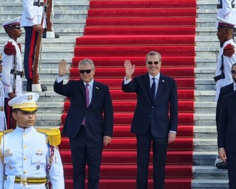 President Luis Abinader and Colombian President Iván Duque greet each other on the steps of the National Palace where the South American president began a 24-hour official visit to the Dominican Republic.