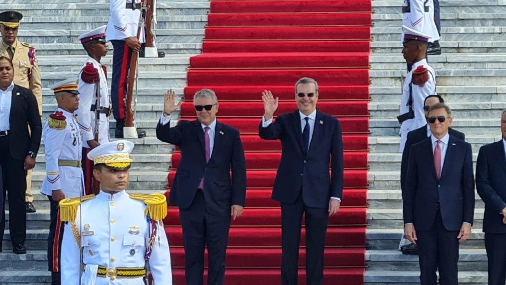 President Luis Abinader and Colombian President Iván Duque greet each other on the steps of the National Palace where the South American president began a 24-hour official visit to the Dominican Republic.
