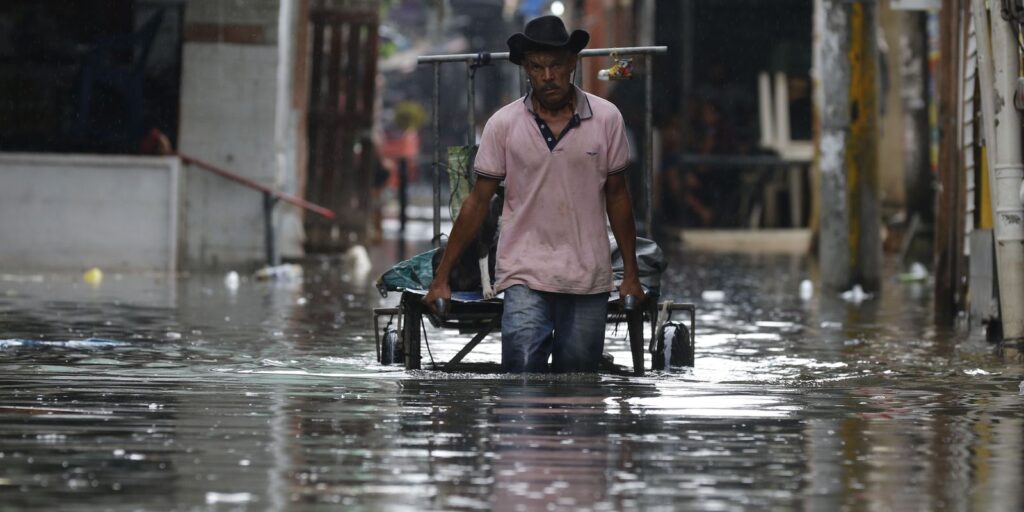 Rains cause flooding in Baixada Fluminense