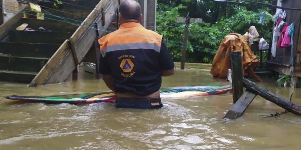 Rains displace families and block roads in Ubatuba