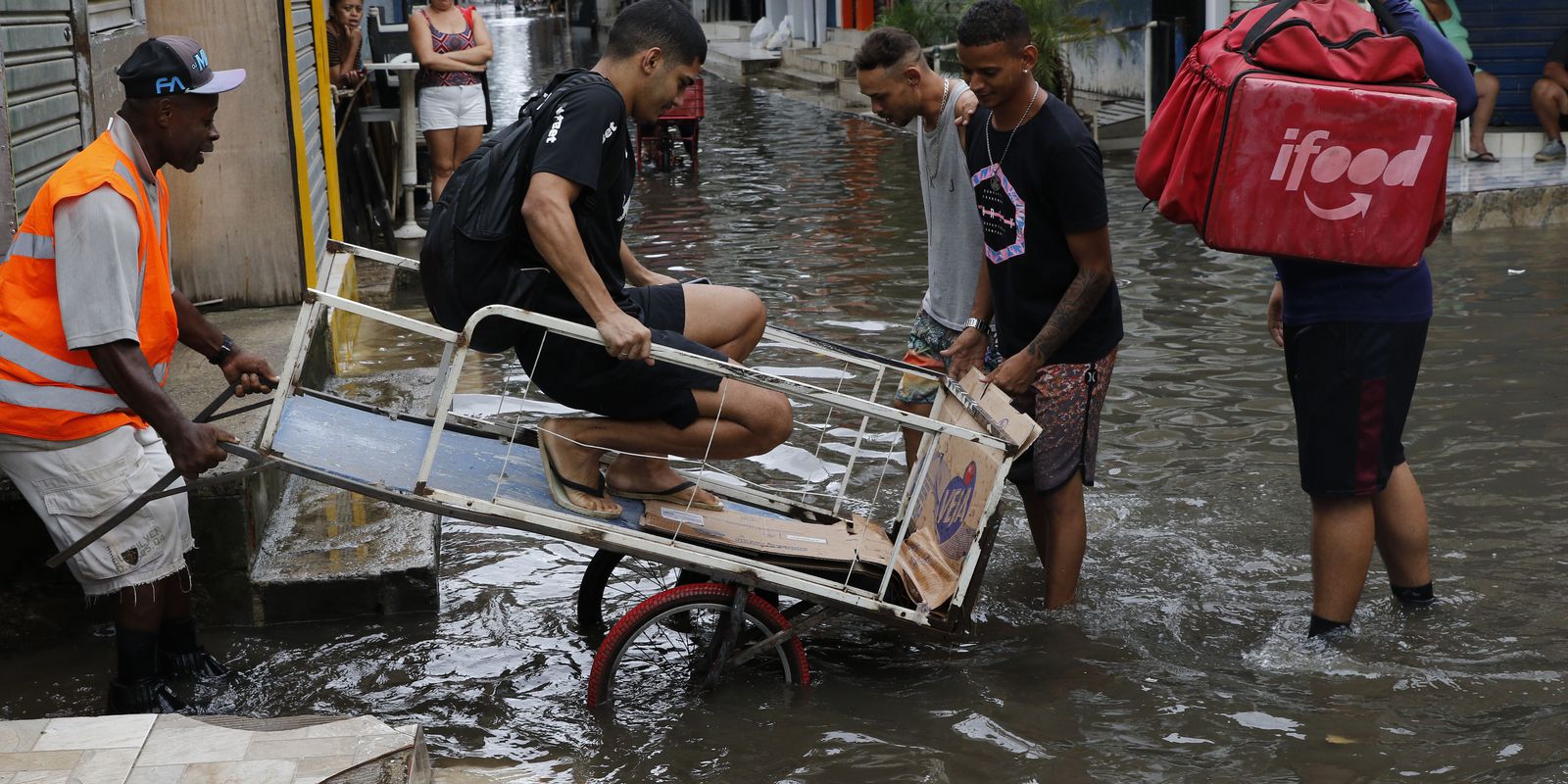 Rains in Rio kill 15 people and firefighters search for missing