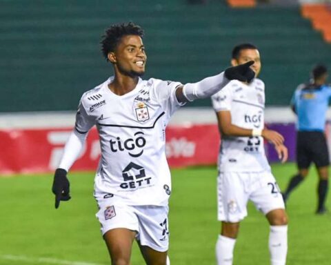 Real Santa Cruz hit Sucre by defeating Universitario (2-3)