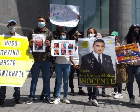 Relatives of political prisoners protested to demand Amnesty Law