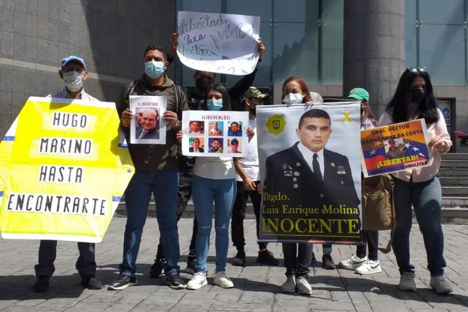 Relatives of political prisoners protested to demand Amnesty Law