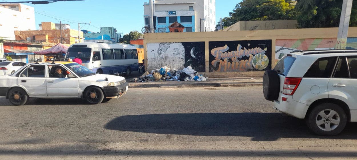 Residentes en Villa Consuelo se quejan por basureros frente a escuela