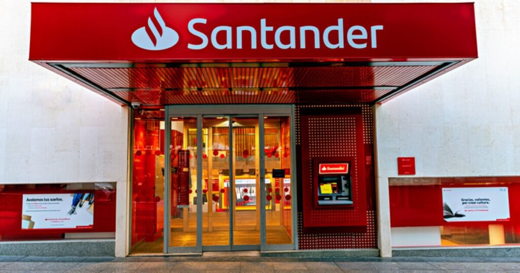 Santander is the third official contender for the purchase of Banamex