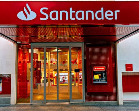 Santander is the third official contender for the purchase of Banamex