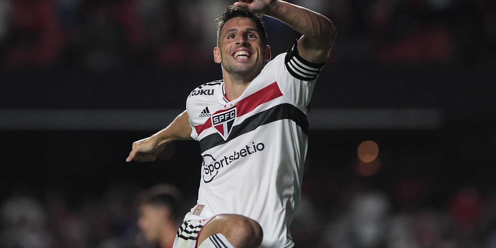 São Paulo thrashes Athletico-PR and takes the lead in the Brazilian