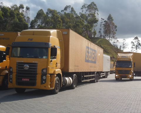 Service sector declines 0.2% from January to February, says IBGE