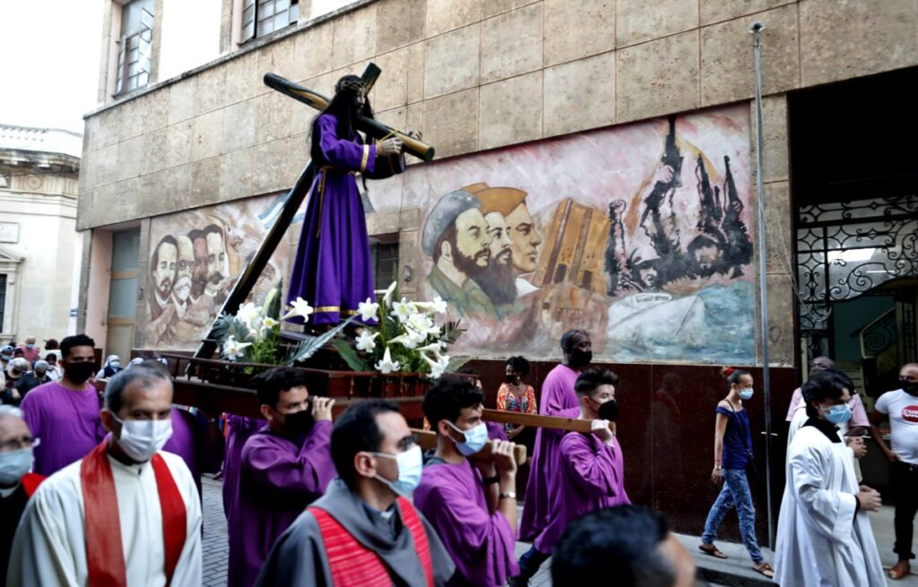 Fieles católicos cubanos participan en una procesión del Viernes Santo en La Habana, el 15 de abril de 2022. Foto: Ernesto Mastrascusa / EFE.