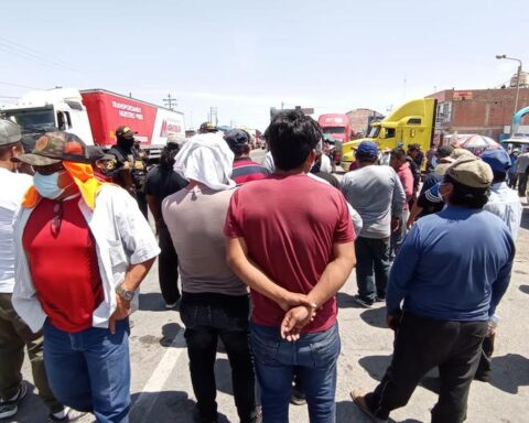 Strike lifted for 5 days: Government signs minutes of dialogue with carriers and farmers in Junín