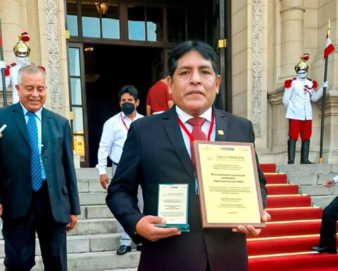 Syndicated mayor as part of "Los Tiranos del Centro" received decoration from Pedro Castillo