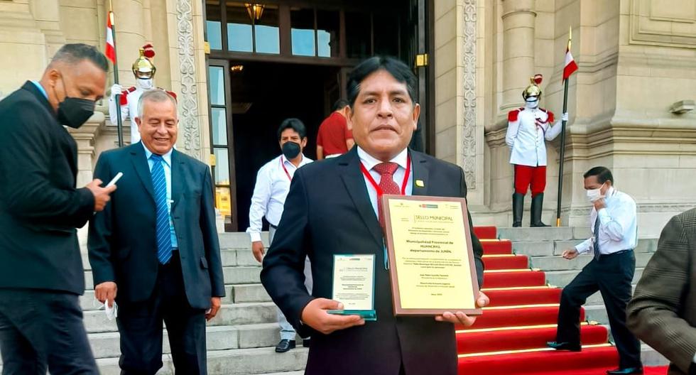 Syndicated mayor as part of "Los Tiranos del Centro" received decoration from Pedro Castillo