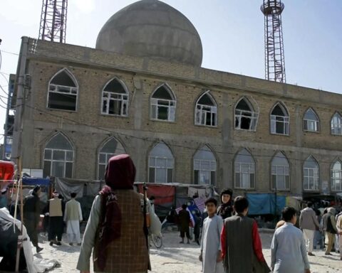 Un combatiente talibán montando guardia afuera del sitio de la explosión de una bomba dentro de una mezquita en la provincia de Mazar-e-Sharif, Afganistán, el jueves 21 de abril de 2022. Foto: AP/ Archivo.