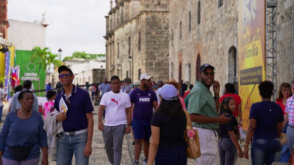 La Feria del Libro recibe cientos de visitantes en su primer día