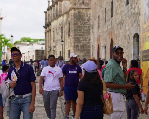 La Feria del Libro recibe cientos de visitantes en su primer día