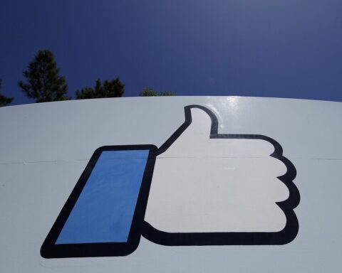 El logo de Facebook en la sede de la compañía en Menlo Park, California, el 25 de abril de 2019. Foto: Jeff Chiu / AP / Archivo.