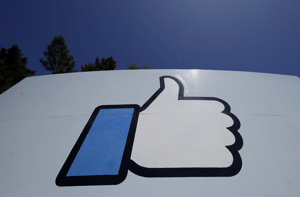 El logo de Facebook en la sede de la compañía en Menlo Park, California, el 25 de abril de 2019. Foto: Jeff Chiu / AP / Archivo.