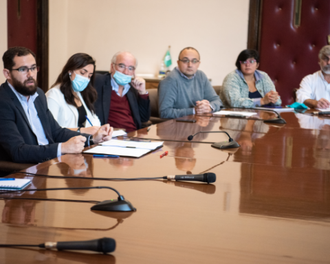 Imagen de la reunión entre la Intendencia de Montevideo y representantes de los sectores alcanzados por el paquete de medidas.