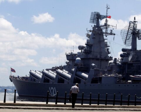 El "Moskva" atracado en el puerto de La Habana en agosto de 2013. Foto: Desmond Boylan/ Archivo de Reuters.