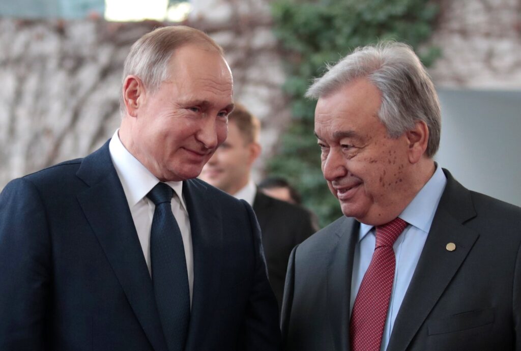 El secretario general de la ONU, Antonio Guterres (derecha) junto al presidente Vladimir Putin.  Foto: Reuters/Archivo.