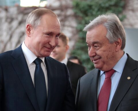 El secretario general de la ONU, Antonio Guterres (derecha) junto al presidente Vladimir Putin.  Foto: Reuters/Archivo.