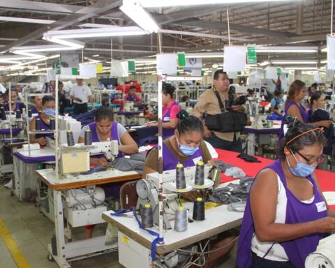 Mujeres trabajando en maquilas. Foto: Vos tv.