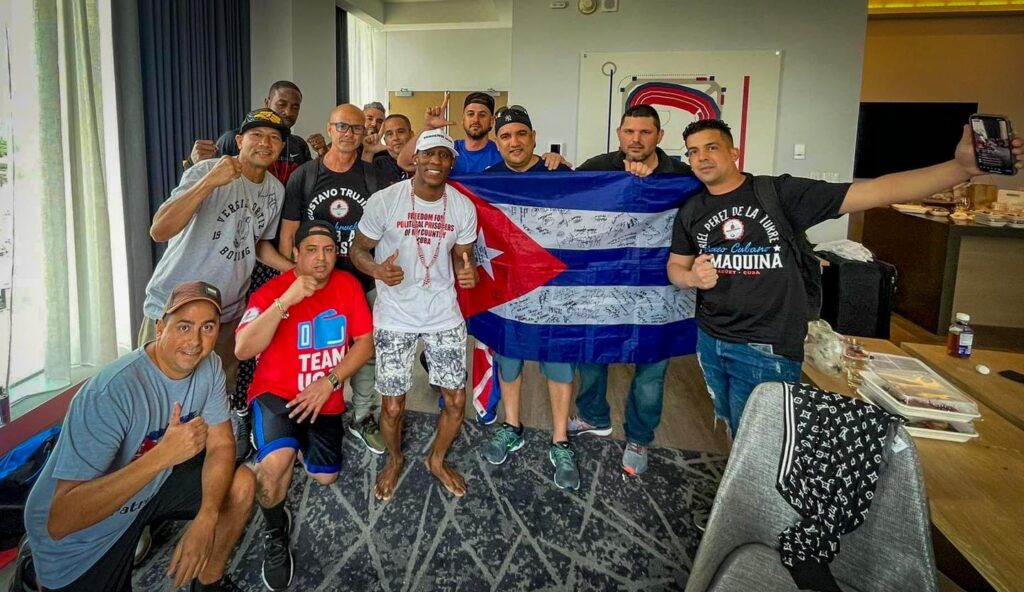 Yordenis Ugás recibió a varios fanáticos cubanos antes de su histórica pelea contra Errol Spence Jr. Foto: Tomada del perfil de Facebook de Iván Escalona.