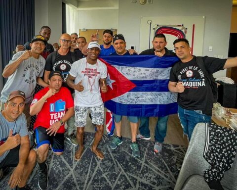 Yordenis Ugás recibió a varios fanáticos cubanos antes de su histórica pelea contra Errol Spence Jr. Foto: Tomada del perfil de Facebook de Iván Escalona.