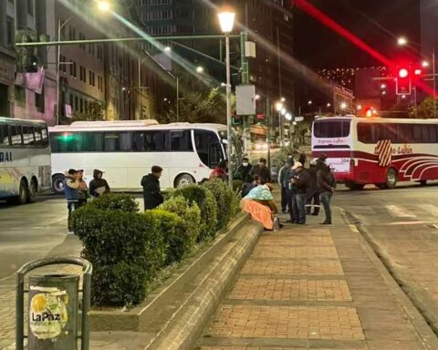 The center of La Paz wakes up blocked by international transport buses