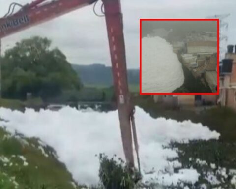 The downpour caused the polluting foam to cover even the pedestrian bridge, in Mosquera