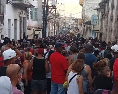 The mother of all queues reaches almost 20 blocks in Havana