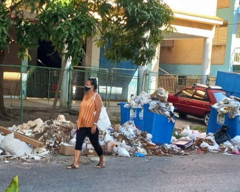The smell of garbage invades the streets of Havana due to the lack of trucks and containers