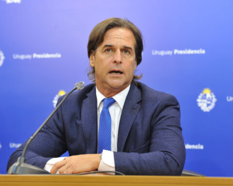 The three points of the government: increase in liabilities, public employees, and negotiation with private