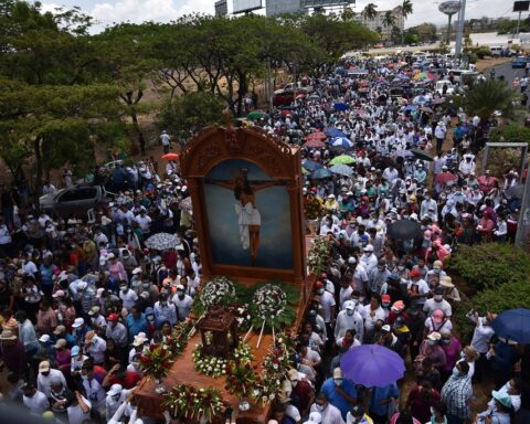 They carry out a penitential way of the cross for "peace based on justice" in Nicaragua