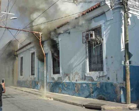 Incendio en una vivienda cerca del Parque Céspedes, en Santiago de Cuba. Foto: ACN