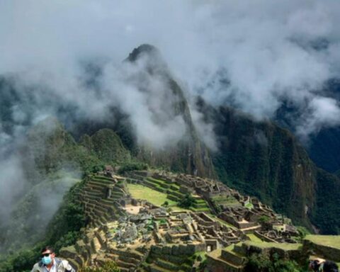 They create the 'Imperial Express' so that people from Cusco can get to know Machu Picchu for free