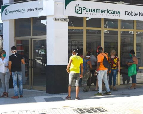 Personas observan a través de las vidrieras de la tienda Doble Nueve, en la calle San Rafael de La Habana, una de las nuevas tiendas que iniciaron la venta de artículos en Moneda Libremente (MLC) este lunes 20 de julio de 2020. Foto: Otmaro Rodríguez.