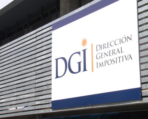 They denounce that the DGI finger-designated positions with salaries above $220,000