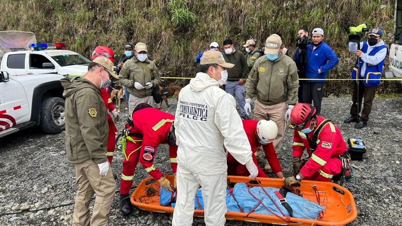 They find the lifeless body of Wilma on the route to Coroico