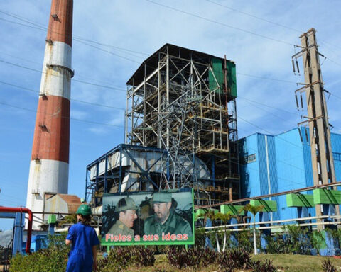 They manage to restart the largest power plant in Cuba, until the next breakdown