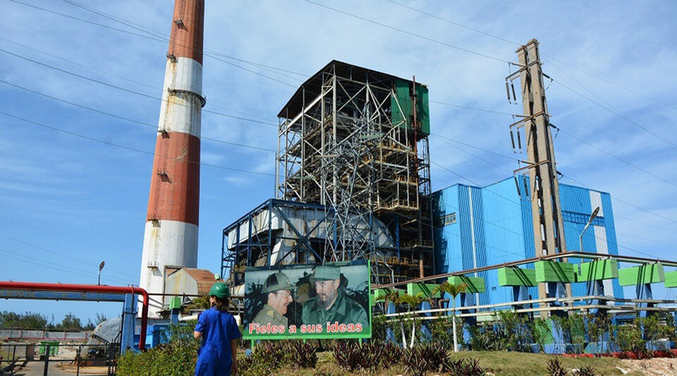 They manage to restart the largest power plant in Cuba, until the next breakdown