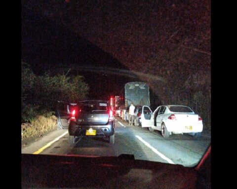 They report a monumental traffic jam on the Bogotá - Girardot road