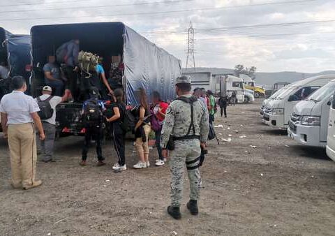 They secure 330 migrants on the Puebla-Orizaba highway